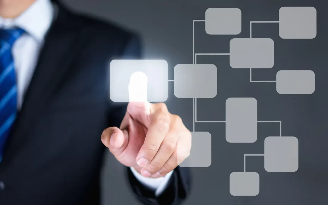 Mann im Anzug tippt auf Bildschirm