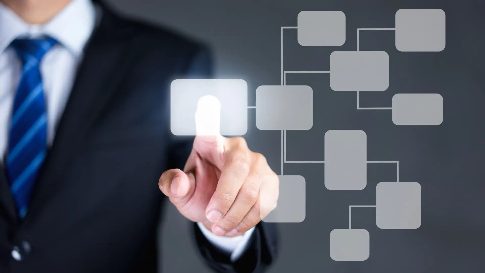 easy-automate-blog-digitalisierung-geschaeftsprozesse Mann im Anzug tippt auf Bildschirm